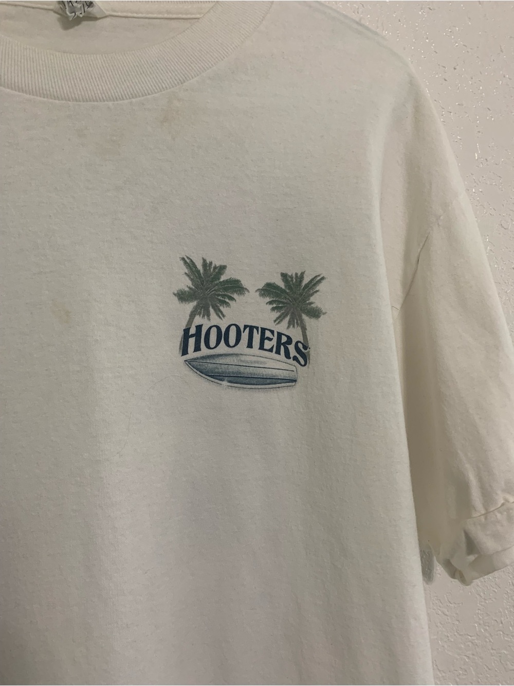 Hooters large mens pin up White Palm Tree Surfboard Logo Tee prices bout to ⬆️⬆️